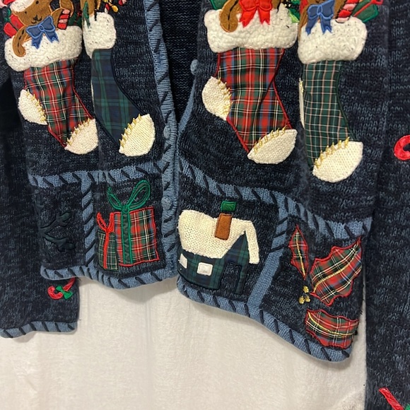 Christmas sweater. Size large. 24 inches in links. 22 inches pit to pit. - Picture 5 of 6